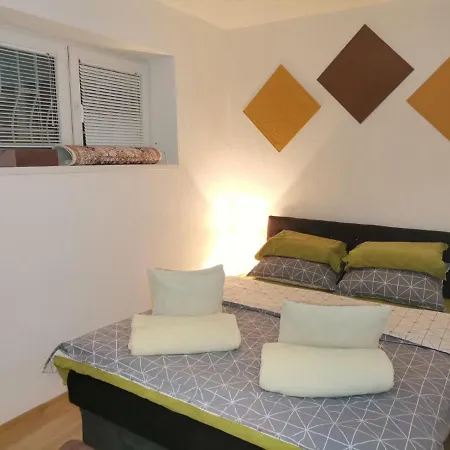 Sladak Kao Med - Centar - Near The Red Carpet Film Festival