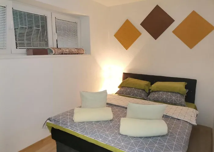 Sladak Kao Med - Centar - Near The Red Carpet Film Festival